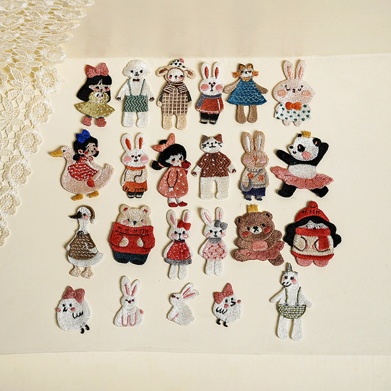 Embroidery Letter M - لطيف الكرتون الحيوان فتاة صغيرة شارة