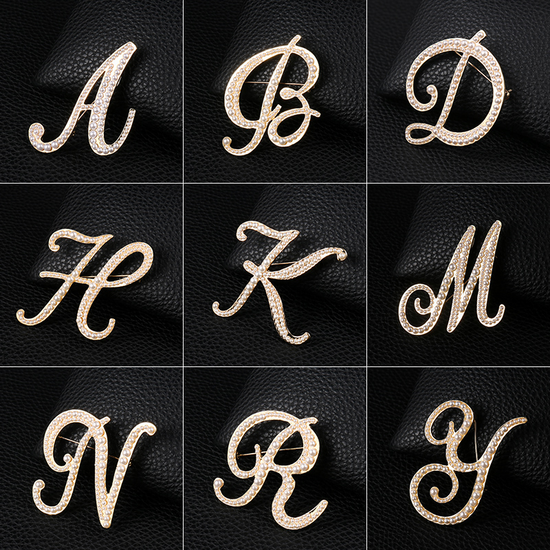 Embroidery Letter M - الإنجليزية خطابات A-Z اللؤلؤ بروش المعادن
